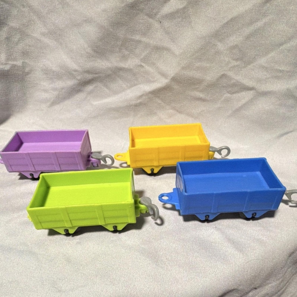Set of 4 Multicolor Plastic Rolling Stock Train Cars Green Blue Yellow Purple